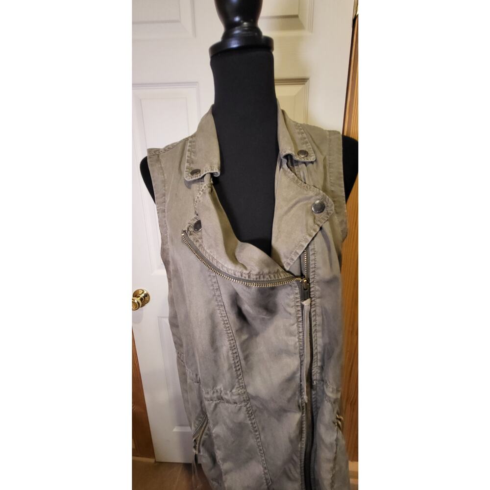 American Eagle, Size Large, olive kahcki color, vest with zipper pockets.